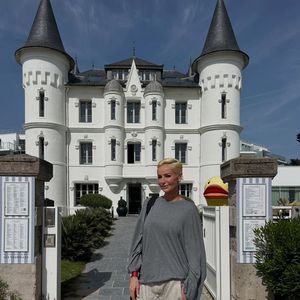 Le centre propose plusieurs cures thalasso, allant de la Cure Liberté à la Cure Massages du Monde.

Adriana Karembeu a profité d'un séjour incroyable au Château des Tourelles. Capture d'écran Instagram