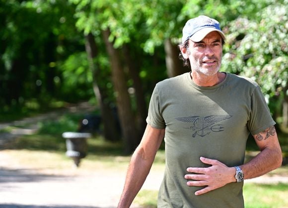 En légende d’une photo d’avion de chasse, il écrit : "Qu’on puisse régler ça à l’ancienne : pétanque et apéro" 

Exclusif - Anthony Delon au domaine familial de Douchy dans le Loiret, France, le 18 août 2025. 

© Christian Liewig/Bestimage