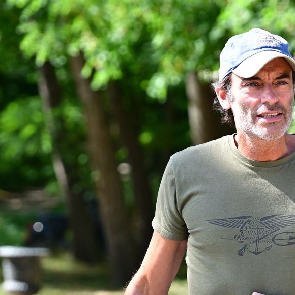 En légende d’une photo d’avion de chasse, il écrit : "Qu’on puisse régler ça à l’ancienne : pétanque et apéro" 

Exclusif - Anthony Delon au domaine familial de Douchy dans le Loiret, France, le 18 août 2025. 

© Christian Liewig/Bestimage