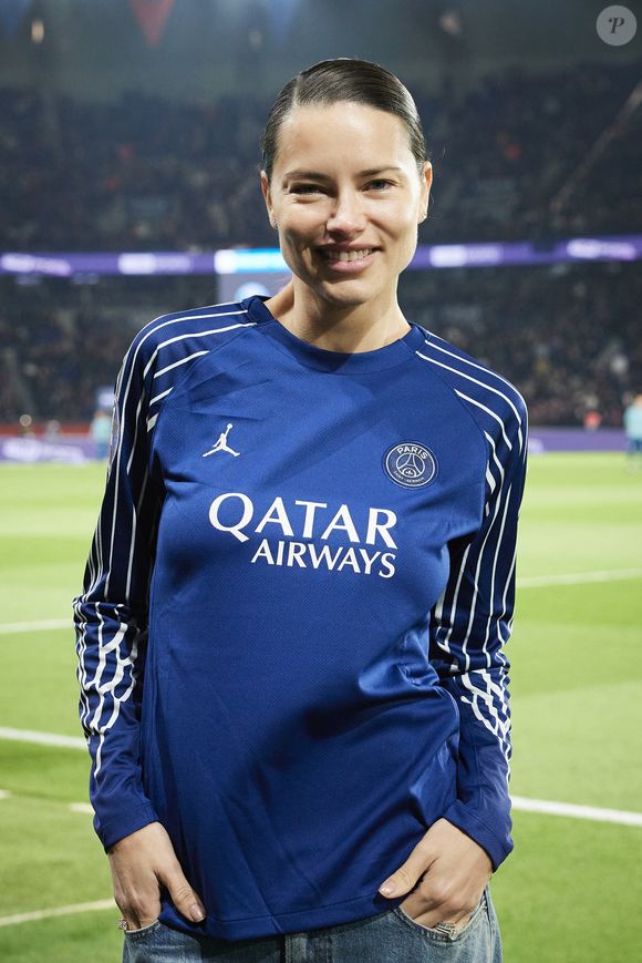 Le mannequin brésilien Adriana Lima était également à Paris pour le match

Adriana Lima - Célébrités dans les tribunes lors du match de Ligue 1 McDonald's opposant le Paris Saint-Germain (PSG) à l'Olympique de Marseille (OM) - (3-1) au Parc des Princes à Paris le 16 mars 2025. © Cyril Moreau/Bestimage