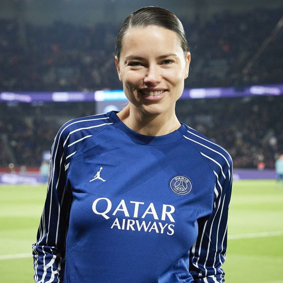Le mannequin brésilien Adriana Lima était également à Paris pour le match

Adriana Lima - Célébrités dans les tribunes lors du match de Ligue 1 McDonald's opposant le Paris Saint-Germain (PSG) à l'Olympique de Marseille (OM) - (3-1) au Parc des Princes à Paris le 16 mars 2025. © Cyril Moreau/Bestimage