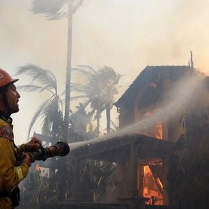 Un incendie côtier en Californie brûle 20 maisons et oblige à des évacuations, à Laguna Niguel, Californie © Ruaridh Stewart/Zuma Press/Bestimage