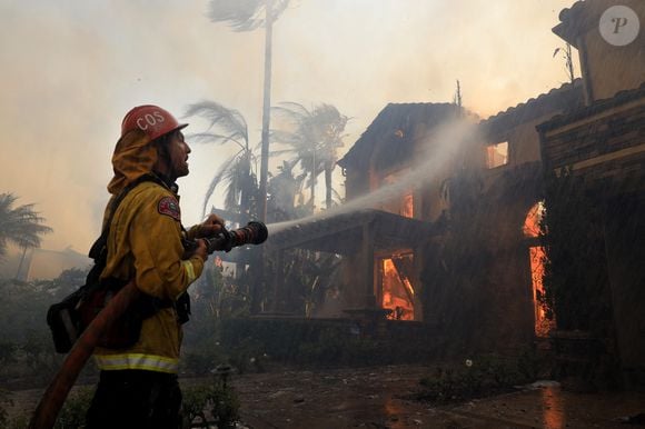 Un incendie côtier en Californie brûle 20 maisons et oblige à des évacuations, à Laguna Niguel, Californie © Ruaridh Stewart/Zuma Press/Bestimage