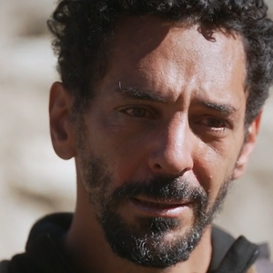 Lors de son immersion chez les Dolpo‑Pa au Népal, il décrit une scène bouleversante après une soirée partagée avec la tribu 

Raphaël de Casabianca et Tomer Sisley au Népal pour "Rendez-vous en terre inconnue". France 2