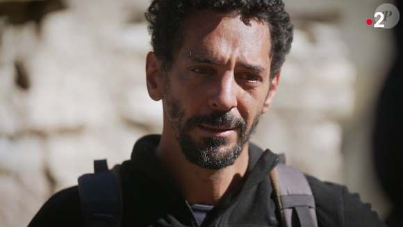 Lors de son immersion chez les Dolpo‑Pa au Népal, il décrit une scène bouleversante après une soirée partagée avec la tribu 

Raphaël de Casabianca et Tomer Sisley au Népal pour "Rendez-vous en terre inconnue". France 2