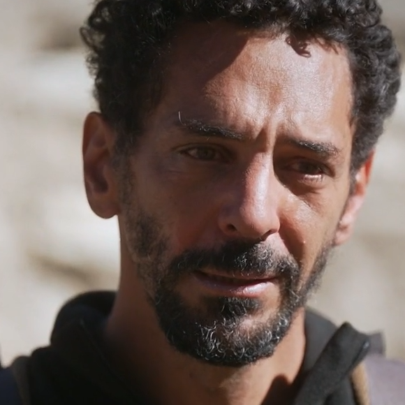 Lors de son immersion chez les Dolpo‑Pa au Népal, il décrit une scène bouleversante après une soirée partagée avec la tribu 

Raphaël de Casabianca et Tomer Sisley au Népal pour "Rendez-vous en terre inconnue". France 2