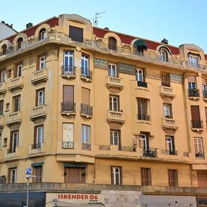 Illustration des fleurs déposées devant l'immeuble de Loana Petrucciani à Nice le 27 mars 2026.
© Bruno Bebert / Bestimage