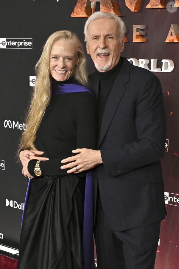 Suzy Amis Cameron et Ehemann James Cameron à la première du film "Avatar : Fire and Ash" (Avatar : de Feu et de Cendres) à Los Angeles, le 1er décembre 2025. Photo par Action Press / Bestimage