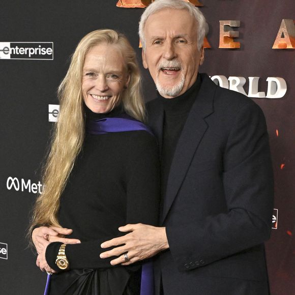 Suzy Amis Cameron et Ehemann James Cameron à la première du film "Avatar : Fire and Ash" (Avatar : de Feu et de Cendres) à Los Angeles, le 1er décembre 2025. Photo par Action Press / Bestimage