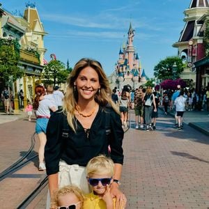 ... Joseph et Valentine, fruit de ses amours avec Mathieu...

Ophélie Meunier et ses deux enfants, Joseph et Valentine à Disneyland Paris