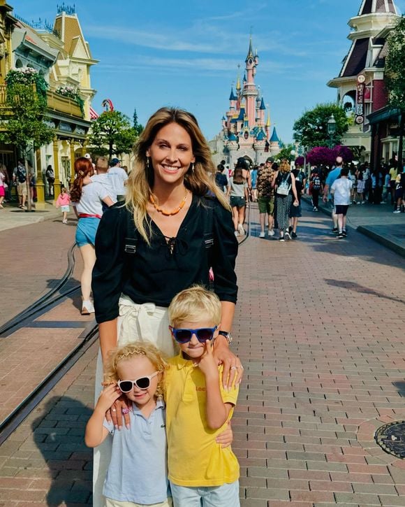 ... Joseph et Valentine, fruit de ses amours avec Mathieu...

Ophélie Meunier et ses deux enfants, Joseph et Valentine à Disneyland Paris