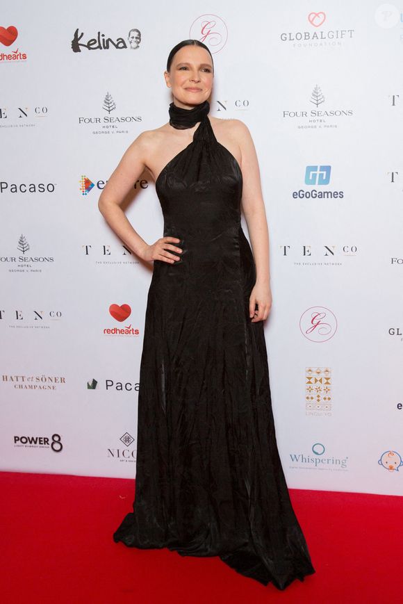 Anne Sila participe au photocall lors du Global Gift Gala 2021 au Four Seasons Hotel George V le 30 octobre 2021 à Paris, France. Photo by Nasser Berzane/ABACAPRESS.COM