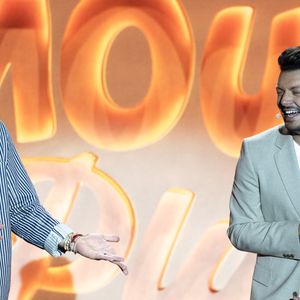 Exclusif - Camille Combal, Kev Adams - Enregistrement de l'émission "L'humour à la plage" pour la 2eme édition du festival de Juan les Pins à la pinède Gould le 27 juin 2025. C'est l'humoriste français Kev Adams qui a initié et mis en scène ce festival dans la ville de ses grand-parents où il a passé ses vacances quand il était plus jeune. Sa grand-mère fait partie du Show aux côtés d'un plateau d'humoristes exceptionnels.
Après le succès de la première édition, TF1 et Kev Adams vous donnent rendez-vous pour une nouvelle soirée d’humour inédite et festive. Tourné face à la mer, dans l’écrin magique de la pinède Gould à Juan-les-Pins, « L’Humour à la Plage » revient pour une 2e édition encore plus ambitieuse : un grand show à ciel ouvert, pour rire ensemble et démarrer l’été en beauté. 
Une carte postale en guise de scène avec une ambiance unique; Imaginé comme une véritable fête de l’humour à ciel ouvert, sous les pins, les pieds dans le sable et la tête dans les étoiles, « L’Humour à la Plage » rassemble le temps d’un soir les plus grands noms de l’humour avec des duos inédits, des sketchs exclusifs, des impros, des happenings, des surprises… et une énergie communicative portée par un public survolté. 
Une programmation exceptionnelle qui donne le sourire; Pour cette 2ème édition, Kev Adams s’est entouré de Gad Elmaleh, Camille Lellouche, Maxime Gasteuil, Élodie Poux, Franck Dubosc, Marine Leonardi, Anne Roumanoff, Chantal Ladesou, Marie s’infiltre, Nino Arial, Az, Titoff, Kody… Et de nombreux invités-surprise que vous n’avez jamais vus sur la scène d’un gala d’humour.
Un spectacle familial, solaire et intergénérationnel; Conçu pour rassembler toutes les générations, « L’Humour à la Plage » promet de faire du rire un moment de fête. Un show festif, solaire, et populaire, à savourer ensemble pour bien démarrer l’été.
L'émission du e gala « L'Humour à la Plage » sera diffusése sur TF1 le 15 juillet à 21h10 pour une soirée unique de rires et de surprises ! © Bruno Bebert / Bestimage