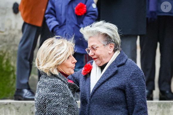 Evelyne Dhéliat et Françoise Laborde, la soeur de la défunte - Arrivées aux obsèques de C.Laborde en l’église Saint-Roch à Paris, le 6 février 2025. Décédée le 28 janvier 2025 à l'âge de 73 ans, l'ancienne présentatrice météo de TF1 (1988 - 2017) était atteinte de la maladie neurodégénérative à corps de Lewy. 
© Jacovides - Moreau / Bestimage
