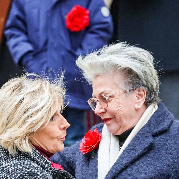 Evelyne Dhéliat et Françoise Laborde, la soeur de la défunte - Arrivées aux obsèques de C.Laborde en l’église Saint-Roch à Paris, le 6 février 2025. Décédée le 28 janvier 2025 à l'âge de 73 ans, l'ancienne présentatrice météo de TF1 (1988 - 2017) était atteinte de la maladie neurodégénérative à corps de Lewy. 
© Jacovides - Moreau / Bestimage