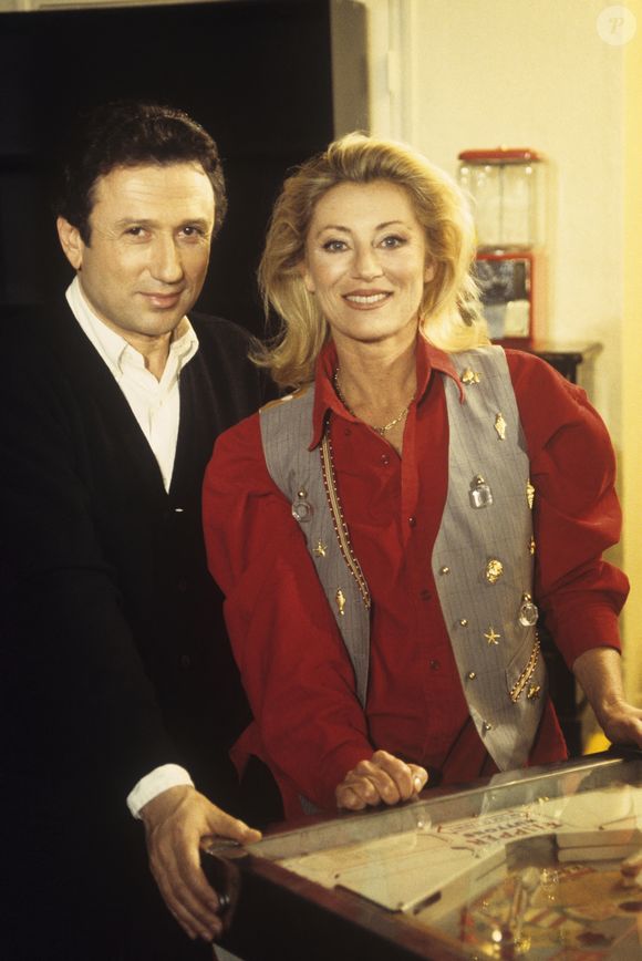 Si elle vivait avec son fils dans un hôtel particulier à Neuilly-sur-Seine, l'interprète de "Spacer" décide de tout quitter en 1982 pour s'installer à Feucherolles, dans une magnifique propriété des Yvelines

Archives - En France, à Feucherolles, Michel Drucker et Sheila, lors de l'émission "Music Stars", dans la maison de la chanteuse © Michel Marizy via Bestimage