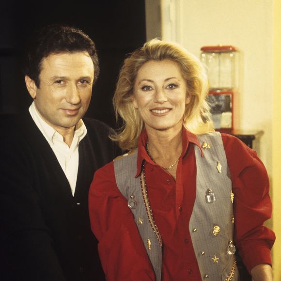 Si elle vivait avec son fils dans un hôtel particulier à Neuilly-sur-Seine, l'interprète de "Spacer" décide de tout quitter en 1982 pour s'installer à Feucherolles, dans une magnifique propriété des Yvelines

Archives - En France, à Feucherolles, Michel Drucker et Sheila, lors de l'émission "Music Stars", dans la maison de la chanteuse © Michel Marizy via Bestimage