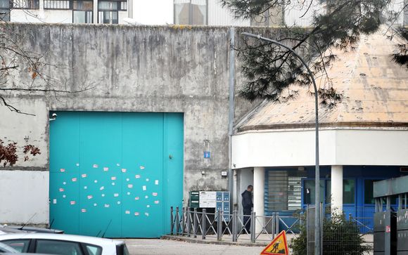 Pierre Palmade vient d'intégrer la maison d'arrêt de Gradignan près de Bordeaux à l'isolement dans le quartier récent (bâtiment blanc) à Gradignan, France, le 9 décembre 2024. © Patrick Bernard/Bestimage