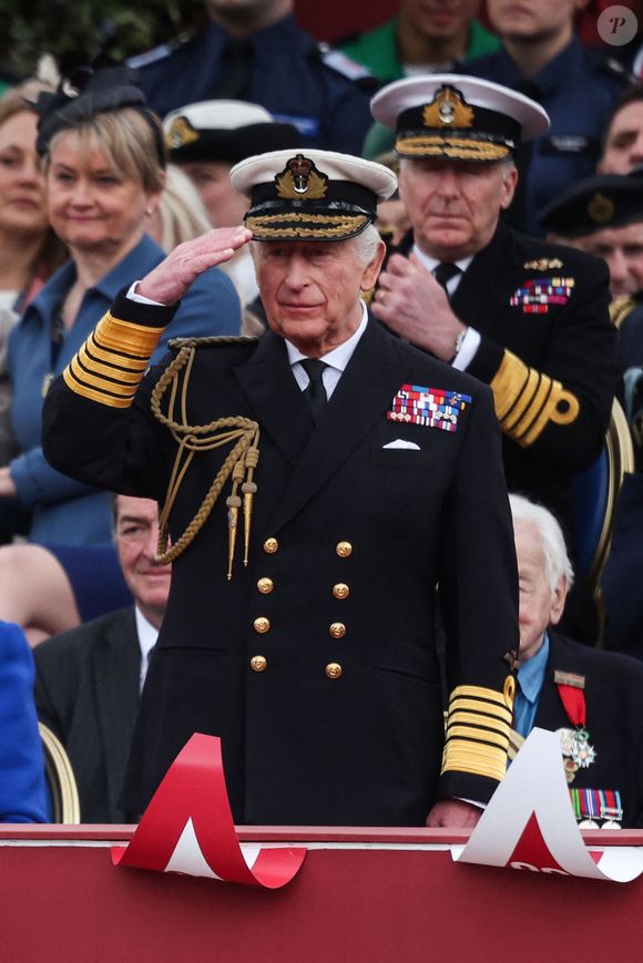 Le roi Charles III salue pendant la procession militaire pour le 80e anniversaire du jour de la Victoire en Europe, en l'honneur de ceux qui ont servi pendant la Seconde Guerre mondiale, au palais de Buckingham, le 5 mai 2025 à Londres, en Angleterre. (Mirrorpix / Bestimage).