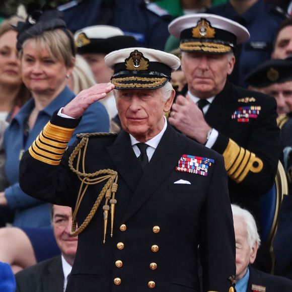 Le roi Charles III salue pendant la procession militaire pour le 80e anniversaire du jour de la Victoire en Europe, en l'honneur de ceux qui ont servi pendant la Seconde Guerre mondiale, au palais de Buckingham, le 5 mai 2025 à Londres, en Angleterre. (Mirrorpix / Bestimage).