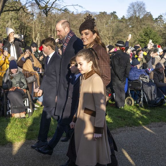 Sandringham, ROYAUME-UNI Les membres de la famille royale britannique assistent à l'office du matin de Noël à l'église St Mary Magdalene le 25 décembre 2025 à Sandringham, Norfolk.

Sur la photo : Le prince George (Le prince George de Galles), le prince William (Le prince William, prince de Galles), le prince de Galles, le prince Louis (Le prince Louis de Galles), la princesse Charlotte (La princesse Charlotte de Galles) et Catherine.

Photo : Backgrid UK/ Bestimage