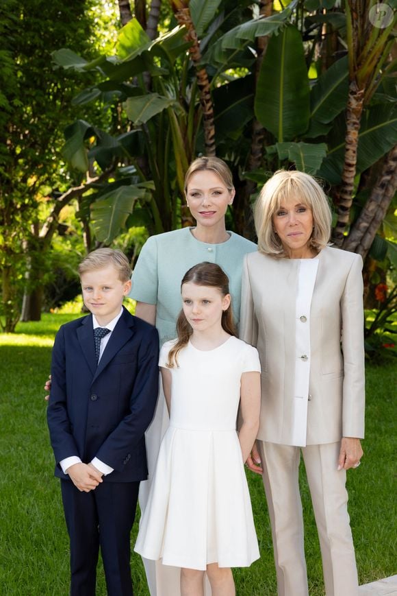 Un moment très fort en émotion pour toute la famille princière mais aussi pour Brigitte Macron.
Le prince Jacques de Monaco, marquis des Baux, La princesse Gabriella de Monaco, comtesse de Carladès, La princesse Charlène de Monaco et Brigitte Macron posent dans les jardins du palais en marge de la visite d'état du couple présidentiel français à Monaco le 7 juin 2025.

© Olivier Huitel / Pool Monaco / Bestimage