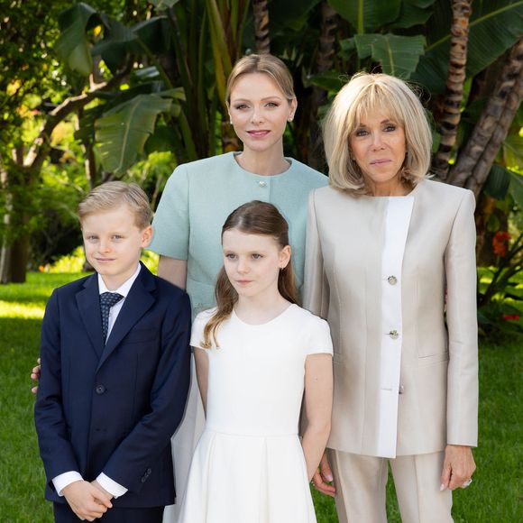 Un moment très fort en émotion pour toute la famille princière mais aussi pour Brigitte Macron.
Le prince Jacques de Monaco, marquis des Baux, La princesse Gabriella de Monaco, comtesse de Carladès, La princesse Charlène de Monaco et Brigitte Macron posent dans les jardins du palais en marge de la visite d'état du couple présidentiel français à Monaco le 7 juin 2025.

© Olivier Huitel / Pool Monaco / Bestimage