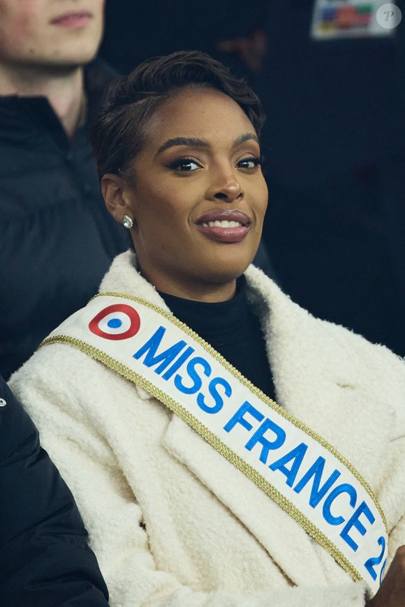 Angélique Angarni-Filopon (Miss France 2025) dans les tribunes lors du match de Ligue Des Champions 2024-2025 (LDC) "PSG - Brest (7-0)" au Parc Des Princes, le 19 février 2025. © Cyril Moreau/Bestimage