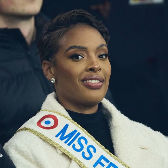 Angélique Angarni-Filopon (Miss France 2025) dans les tribunes lors du match de Ligue Des Champions 2024-2025 (LDC) "PSG - Brest (7-0)" au Parc Des Princes, le 19 février 2025. © Cyril Moreau/Bestimage