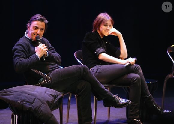 La compagne d'Yvan Attal a vécu une vie sereine là bas, sur laquelle elle revient pour "Harper's Bazaar"

Conversation avec Charlotte Gainsbourg et son compagnon Yvan Attal après la première du film "My dog stupid" lors de la soirée d'ouverture de "The French Cinema Week" à New York, le 12 novembre 2019.