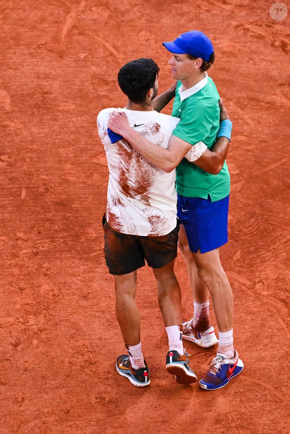 Jannik SINNER et Carlos ALCARAZ célèbrent après Roland Garros 2025 - Finale hommes à Roland Garros le 8 juin 2025 à Paris, France. Photo par Sandra Ruhaut/Icon Sport/ABACAPRESS.COM