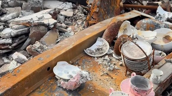 Avec le brouhaha des pelleteuses en bruit de fond, la mère de famille, aidée d'une proche, s'est dite "reconnaissante" de la découverte de ce bien maigre butin : "On se soutient mutuellement."

Ce lundi 17 février 2025 sur Instagram, Laeticia Hallyday a immortalisé ses nouvelles fouilles dans les gravats de son ancienne demeure récemment détruite par les incendies de Los Angeles. (Vidéo).