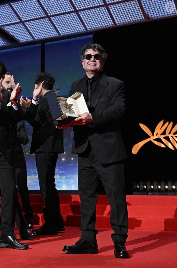 Le réalisateur, scénariste et producteur iranien Jafar Panahi célèbre sur scène après avoir remporté la Palme d'Or pour le film Un "Un simple accident" lors de la cérémonie de clôture de la 78e édition du Festival de Cannes. Photo de David Niviere/ABACAPRESS.COM