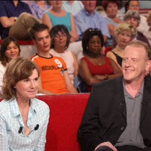 L'actrice Miou-Miou et son compagnon Jean Teule lors de l'enregistrement de l'émission de Michel Drucker "Vivement Dimanche" (France 2) à Paris-France le 14 juin 2004. Photo par Jean-Jacques Datchary/ABACA.