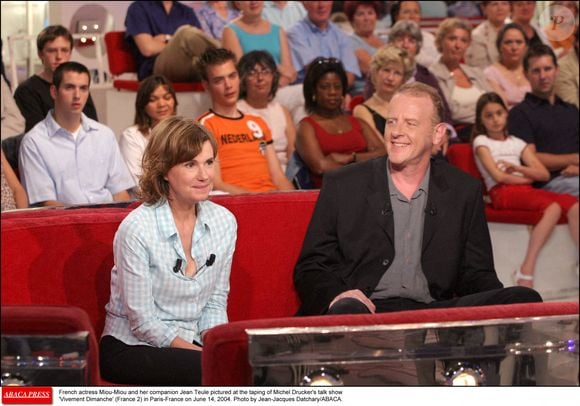 L'actrice Miou-Miou et son compagnon Jean Teule lors de l'enregistrement de l'émission de Michel Drucker "Vivement Dimanche" (France 2) à Paris-France le 14 juin 2004. Photo par Jean-Jacques Datchary/ABACA.