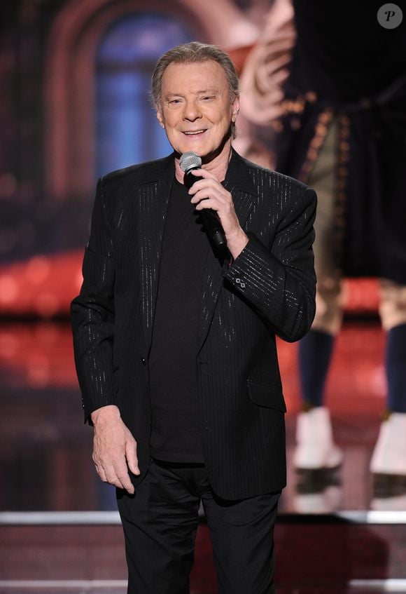 Exclusif - Herbert Léonard - Enregistrement de l'émission TV "La Chanson Secrète 3", qui sera diffusée le vendredi 1er novembre à 21h00 sur TF1. Après le succès de la première édition, "La Chanson Secrète", présentée par N.Aliagas et produite par DMLS TV, revient sur TF1.
10 artistes ne savent rien de ce qui va se passer pour eux !
Ils ont accepté de jouer le jeu, de se laisser totalement surprendre, émouvoir, parfois même déstabiliser car ils vont découvrir en même temps que les téléspectateurs une surprise : une chanson qui leur rappelle un souvenir important de leur vie revisitée et réinterprétée par un artiste.
Les téléspectateurs seront aux premières loges pour vivre ces moments d'intimité musicale rare.
Et, en bonus, de nombreux invités inattendus et des proches de l'artiste assis dans le fauteuil viendront l'émouvoir. Le 25 juin 2019
© Gaffiot-Perusseau / Bestimage