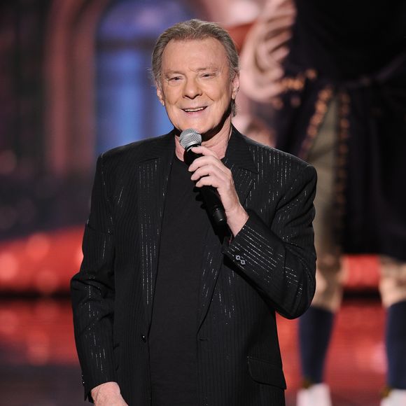 Exclusif - Herbert Léonard - Enregistrement de l'émission TV "La Chanson Secrète 3", qui sera diffusée le vendredi 1er novembre à 21h00 sur TF1. Après le succès de la première édition, "La Chanson Secrète", présentée par N.Aliagas et produite par DMLS TV, revient sur TF1.
10 artistes ne savent rien de ce qui va se passer pour eux !
Ils ont accepté de jouer le jeu, de se laisser totalement surprendre, émouvoir, parfois même déstabiliser car ils vont découvrir en même temps que les téléspectateurs une surprise : une chanson qui leur rappelle un souvenir important de leur vie revisitée et réinterprétée par un artiste.
Les téléspectateurs seront aux premières loges pour vivre ces moments d'intimité musicale rare.
Et, en bonus, de nombreux invités inattendus et des proches de l'artiste assis dans le fauteuil viendront l'émouvoir. Le 25 juin 2019
© Gaffiot-Perusseau / Bestimage