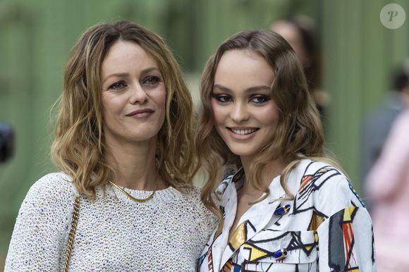 Vanessa Paradis et sa fille Lily-Rose Depp - Les célébrités au photocall du défilé "Chanel Cruise Collection 2020" au Grand Palais. Paris, le 3 mai 2019.
© Olivier Borde/Bestimage
