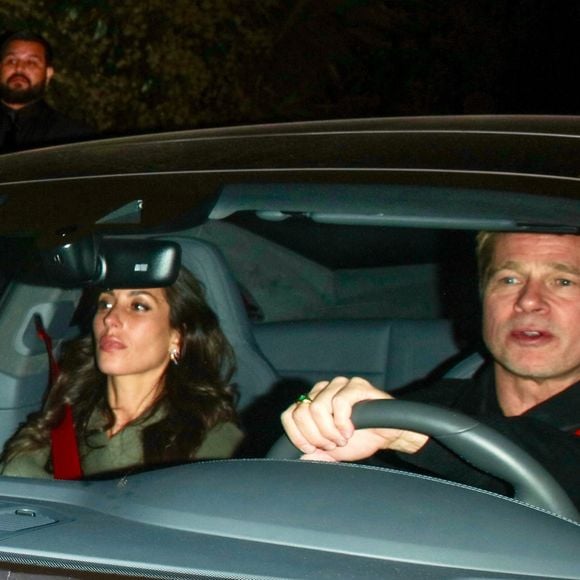 Brad Pitt et Inès de Ramon repérés en train de quitter l'anniversaire de Léonardo DiCaprio à Los Angeles. 

Pictured: Brad Pitt