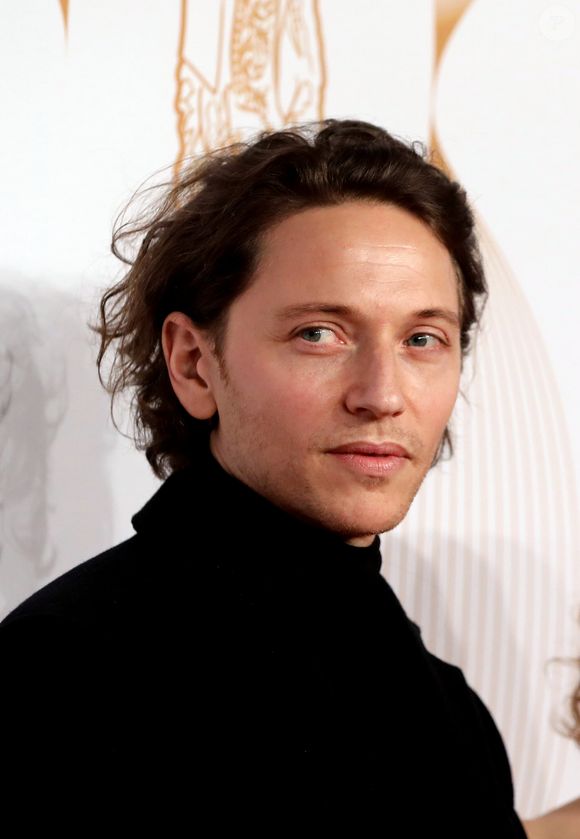 L'idée ? Monter sur scène sans préparation et une voix (IA) lui propose… un karaoké.

Raphaël au photocall lors de la 43ème cérémonie des Cesar à la salle Pleyel à Paris, le 2 mars 2018.

Photo : Dominique Jacovides - Olivier Borde / Bestimage