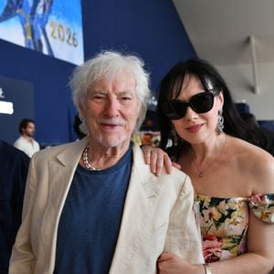 Hugues Aufray et sa femme Murielle dans l’espace VIP “le Pavillon Eiffel,” lors de la 12ème édition Longines Paris Eiffel Jumping au pied de la Tour Eiffel sur le Champ-de-Mars à Paris, France le 20 juin 2026 © Perusseau / Veeren / Bestimage