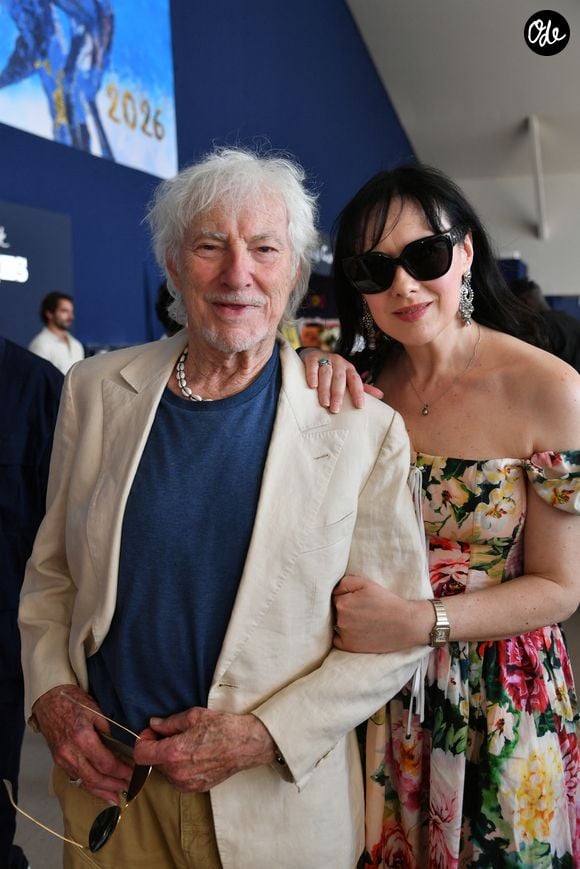 Hugues Aufray et sa femme Murielle dans l’espace VIP “le Pavillon Eiffel,” lors de la 12ème édition Longines Paris Eiffel Jumping au pied de la Tour Eiffel sur le Champ-de-Mars à Paris, France le 20 juin 2026 © Perusseau / Veeren / Bestimage