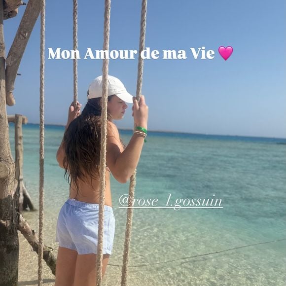 "C’était notre rêve à 2… Devenu notre rêve à 6… On a attendu que nos 4 aventuriers rêvent de pharaons et de pyramides. Des années à en rêver, en parler, imaginer. Et c’est encore plus fort que ça. Merci l’Égypte, on se sent si petits et si grands à la fois grâce à toi"

Elodie Gossuin @Instagram