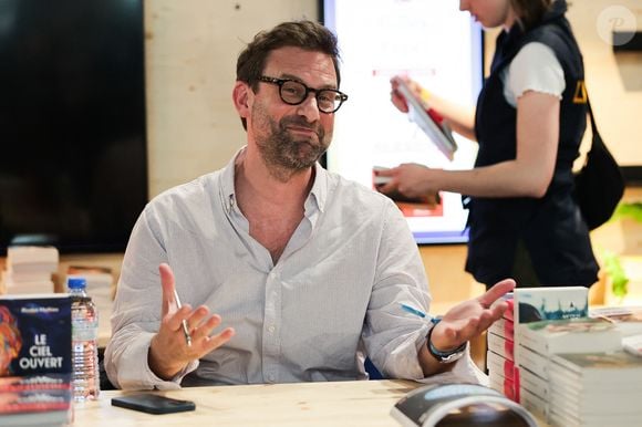 Nicolas Mathieu signe son livre au Festival du livre de Paris, au Grand Palais éphémère, le 13 avril 2024. Photo par Thibaud Moritz/ABACAPRESS.COM