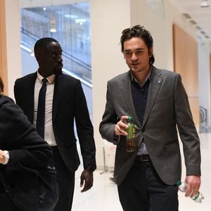 Alain-Fabien Delon et son avocate Florence Watrin arrivent au tribunal correctionnel de Paris pour avoir enregistré et diffusé avec son frère Anthony Delon une conversation de leur sœur, Anouchka, avec leur père, le 5 janvier 2024, à l'époque où les désaccords de la fratrie concernant la santé d'Alain Delon, à Paris, France, le 17 mars 2026. Anthony Delon et Anouchka sont absents. © Clément Prioli/Bestimage