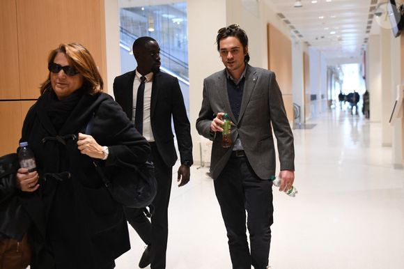 Alain-Fabien Delon et son avocate Florence Watrin arrivent au tribunal correctionnel de Paris pour avoir enregistré et diffusé avec son frère Anthony Delon une conversation de leur sœur, Anouchka, avec leur père, le 5 janvier 2024, à l'époque où les désaccords de la fratrie concernant la santé d'Alain Delon, à Paris, France, le 17 mars 2026. Anthony Delon et Anouchka sont absents. © Clément Prioli/Bestimage