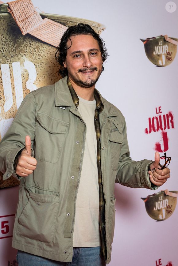 Figure reconnue du stand-up, Samuel Bambi séduit le public grâce à son humour spontané, son énergie et son regard sur les contradictions du quotidien.

Samuel Bambi - Première du film "Le Jour J" à Paris, le 9 octobre 2025.
© Julien Sarkissian/Bestimage