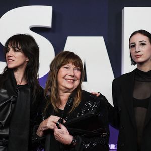 La jeune femme de 23 ans est revenue vivre à Paris après plusieurs années à New York.

Jane Birkin avec Charlotte Gainsbourg et sa fille Alice Attal au photocall de la 48ème cérémonie des César à l'Olympia à Paris le 24 février 2023.

© Dominique Jacovides / Olivier Borde / Bestimage