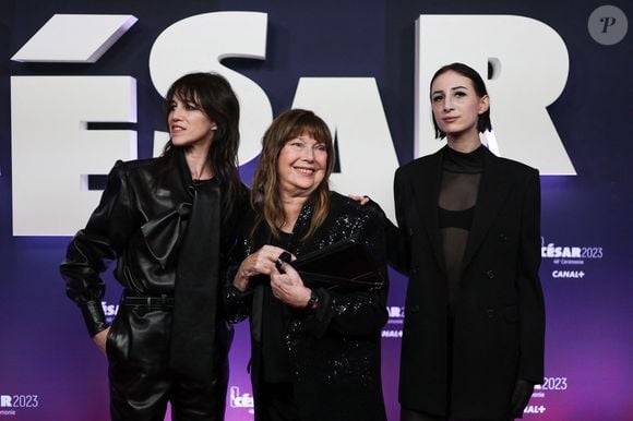 La jeune femme de 23 ans est revenue vivre à Paris après plusieurs années à New York.

Jane Birkin avec Charlotte Gainsbourg et sa fille Alice Attal au photocall de la 48ème cérémonie des César à l'Olympia à Paris le 24 février 2023.

© Dominique Jacovides / Olivier Borde / Bestimage