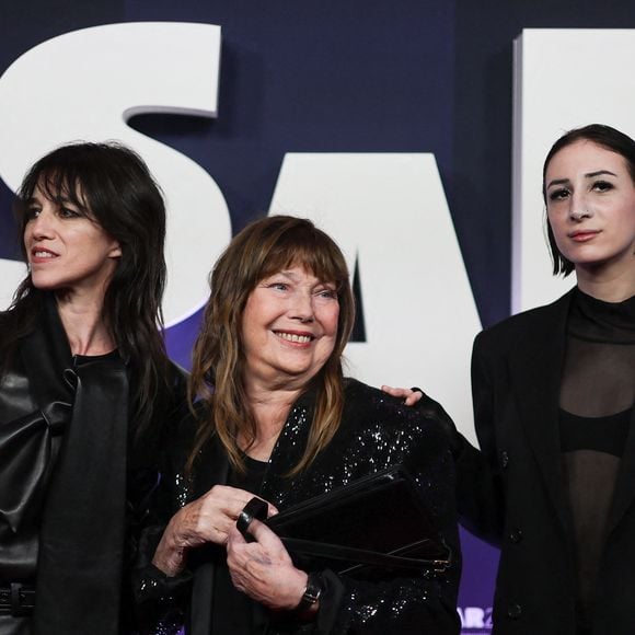 La jeune femme de 23 ans est revenue vivre à Paris après plusieurs années à New York.

Jane Birkin avec Charlotte Gainsbourg et sa fille Alice Attal au photocall de la 48ème cérémonie des César à l'Olympia à Paris le 24 février 2023.

© Dominique Jacovides / Olivier Borde / Bestimage